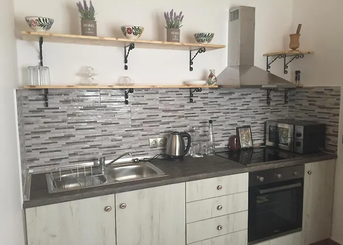 Anastasia And Appartement